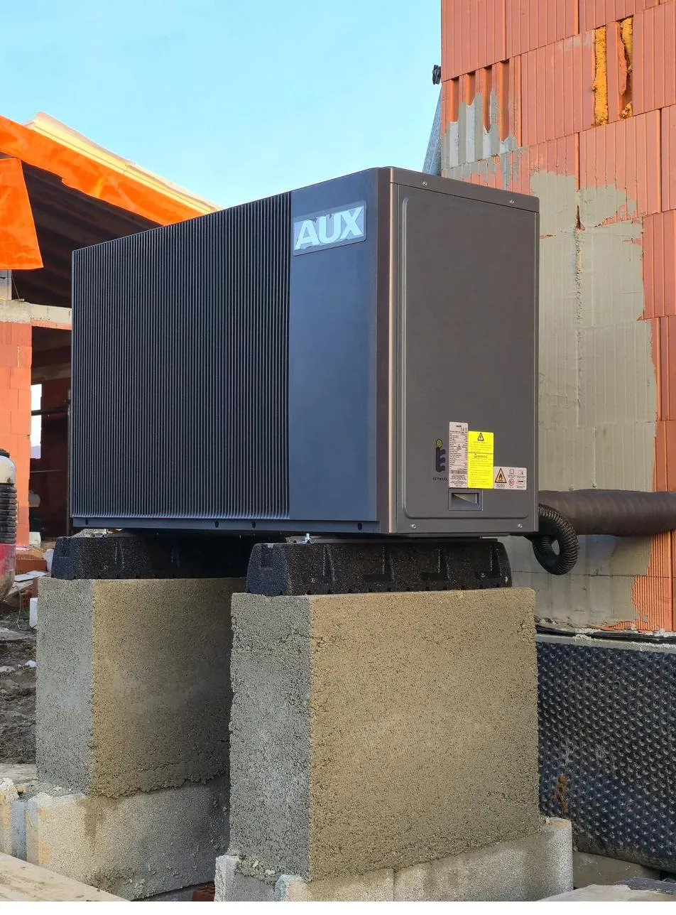 Detailný pohľad na vonkajšiu jednotku tepelného čerpadla AUX R290 Monoblok 6 kW s viditeľným logom značky AUX — realizácia Teplunko v Kotešovej (okres Bytča)